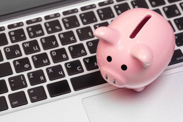Piggy bank on laptop. close up. creative photo. - Foto, Imagem