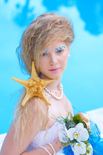 Portrait of beautiful bride with make-up and stylish hairdress - Fotó, kép