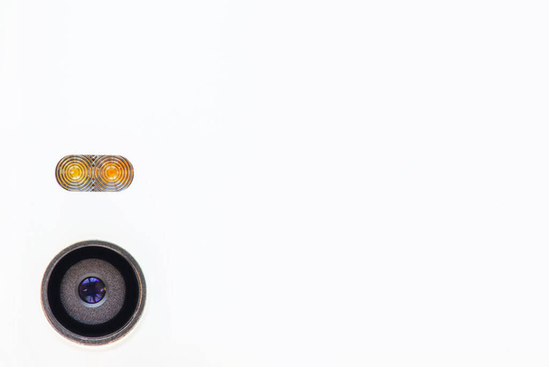 задняя камера и вспышка белого стекла смартфона, макрос, пространство для копирования
 - Фото, изображение