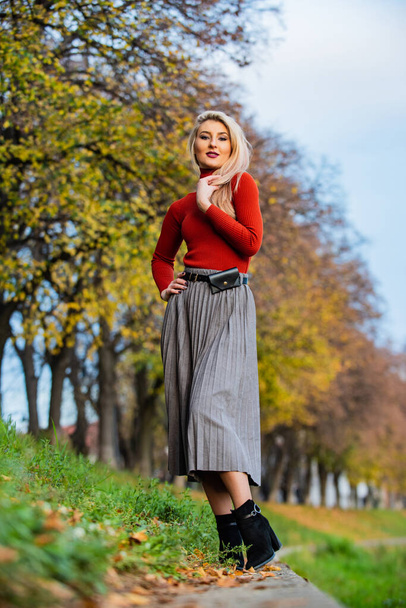 the pleated midi. woman warm autumn skirt outdoor. relax while walking. enjoy casual day. Clothing features pleats. must-have skirt. trendy girl wear corrugated skirt. pleated skirt collection - Foto, Bild