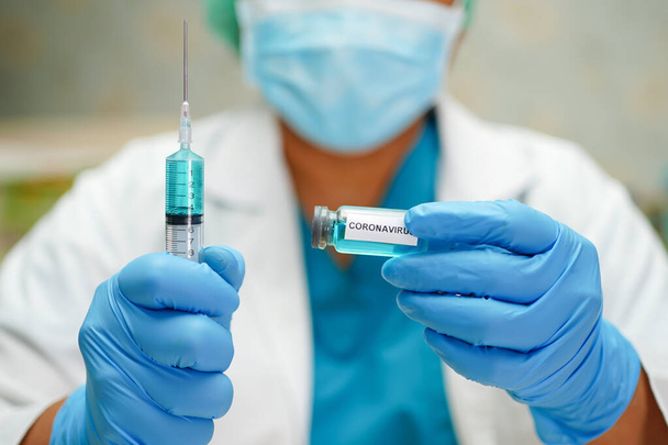 Новелл Коронавирус (2019-nCoV) Разработка вакцины медицинский со шприцем для использования врачом для лечения больных пневмонией в Ухане, Китай
. - Фото, изображение