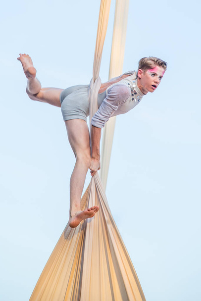 Cirque completement Acrobat openbare show in Montreal - Foto, afbeelding