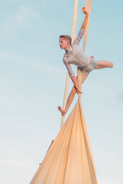 Cirque completement Acrobat public show in Montreal - Foto, imagen