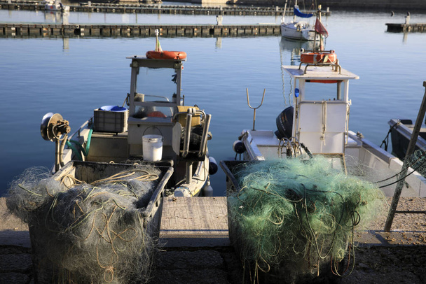 Numana (An), Włochy - 1 stycznia 2019 r.: Łodzie rybackie w porcie Numana, Riwiera del Conero, Morze Adriatyckie, Numana, Ancona, Marche, Włochy  - Zdjęcie, obraz