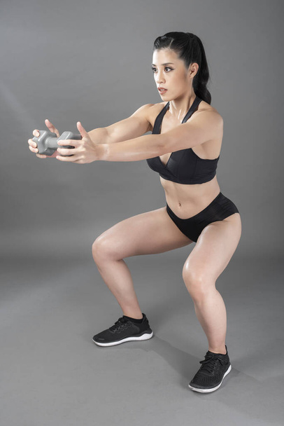 Piękny fitness kulturysta kobieta w Studio  - Zdjęcie, obraz