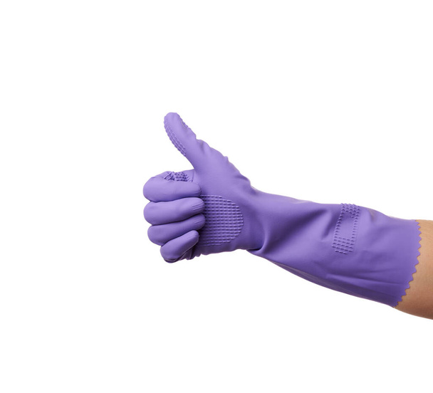 фиолетовая резиновая перчатка для чистки одета на руку, защита рук от химикатов, изолированный белый фон, как символ
 - Фото, изображение