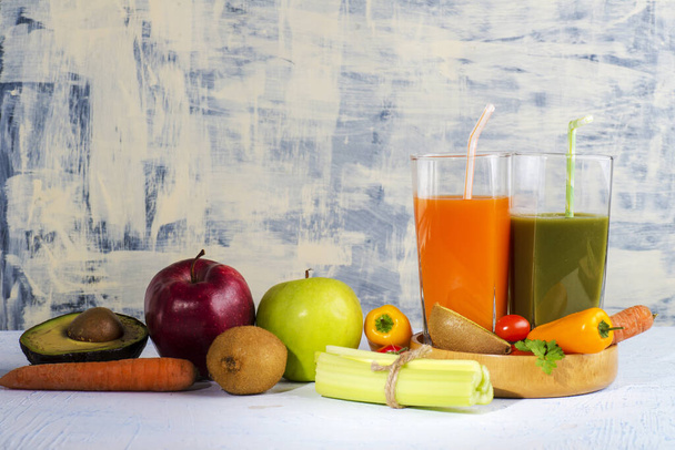 frullato di frutta vegetale in un bicchiere con ingredienti sul tavolo
 - Foto, immagini