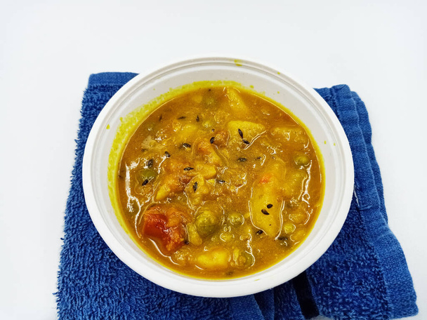 Indiai curry burgonya és borsó, Aloo Mutter curry  - Fotó, kép