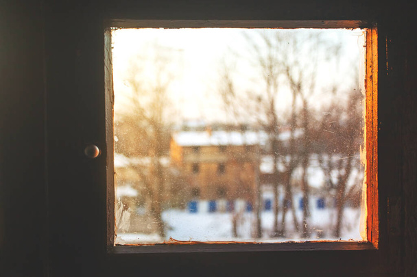 Día claro y soleado fuera del viejo fondo de la ventana, retro tonificado
 - Foto, imagen