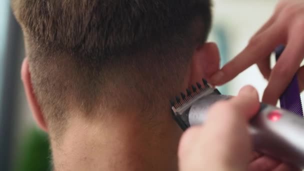 Kézi nézet az ember van vágás haj a fodrász. Vörös hélium kamerával 8k-ban. - Felvétel, videó