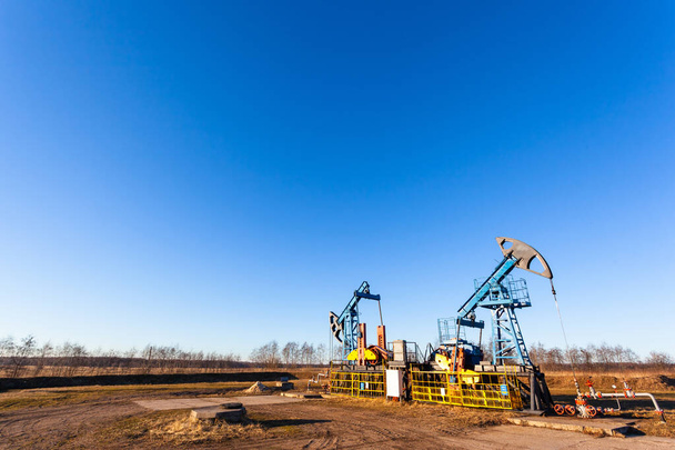 piattaforma petrolifera nel campo in una chiara giornata di sole
 - Foto, immagini