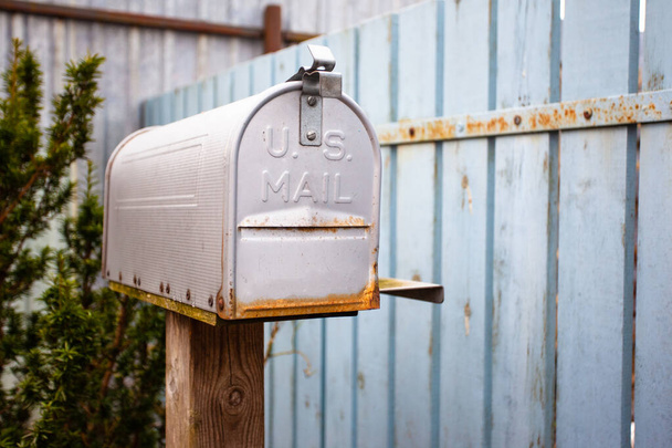 классический почтовый ящик рядом с домом
 - Фото, изображение