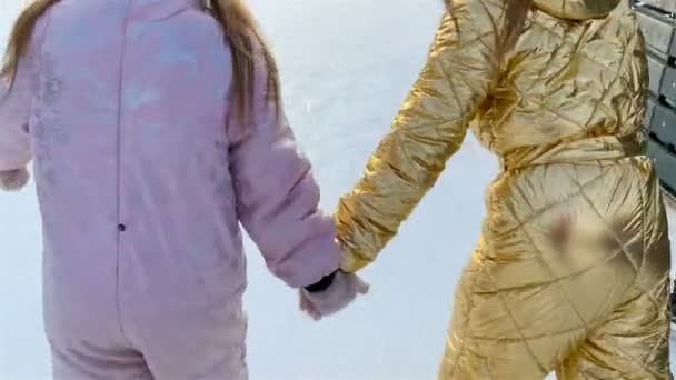 Urocze dziewczynki, jazda na łyżwach na lodowisku - Materiał filmowy, wideo