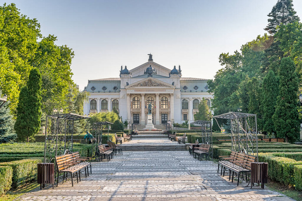 Romanya 'nın Iasi kentindeki Iasi Ulusal Tiyatrosu. Romanya 'nın en eski ulusal tiyatrosu ve en prestijli tiyatro kurumlarından biri. Güneşli bir yaz gününde mavi gökyüzü - Fotoğraf, Görsel