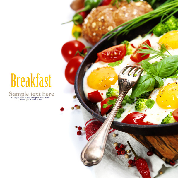 Fried eggs with fresh vegetables - Foto, afbeelding