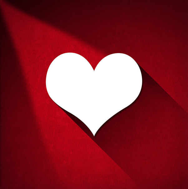 White Paper Heart на красном бархатном фоне
 - Фото, изображение