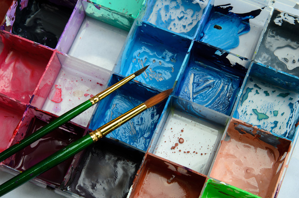 water-kleur, penseel en palet - Foto, afbeelding