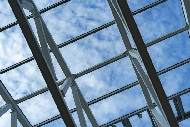 o design abstrato janela grande moderna dentro do edifício contra o céu
 - Foto, Imagem