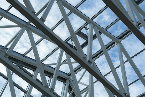 современный дизайн больших окон внутри здания на фоне неба
 - Фото, изображение
