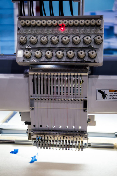 Σύγχρονη προγραμματιζόμενη μηχανή κεντήματος υπολογιστή στην ενδυμασία - Φωτογραφία, εικόνα