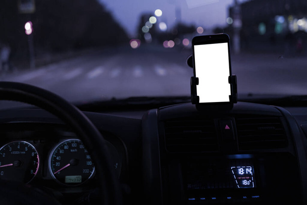 el diseño de maqueta del teléfono inteligente conectado al parabrisas dentro del coche
 - Foto, imagen