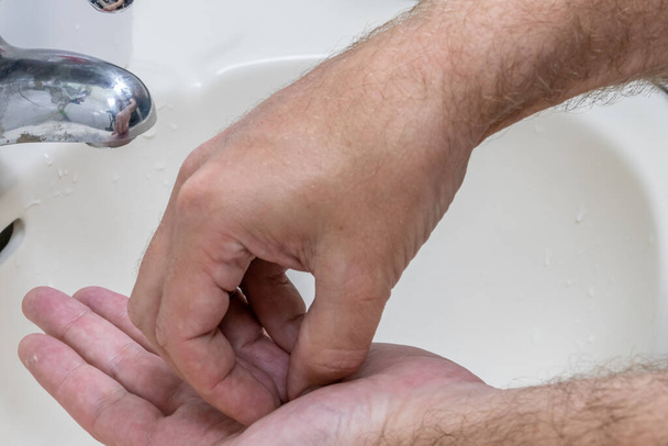 Homem lavar as mãos na bacia close-up, um dos vários na série de etapas de lavagem das mãos
 - Foto, Imagem