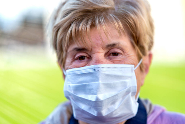 Allarme Coronavirus in Italia, Europa. Donna con maschera bocca in visita in città. - Foto, immagini