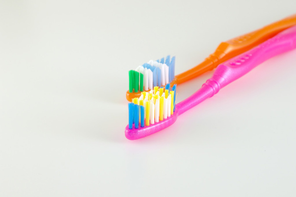 δύο οδοντόβουρτσες πέρα από ουδέτερη - Φωτογραφία, εικόνα