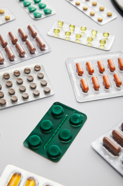 Enfoque selectivo de los diferentes medicamentos en blanco
 - Foto, Imagen