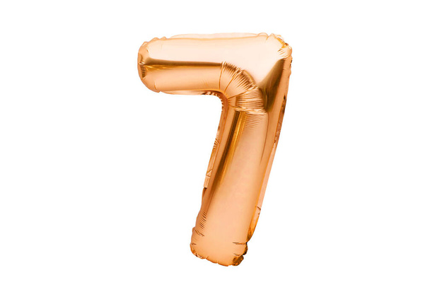 A 77-es számú, arany felfújható hélium ballonból készült. Arany fólia ballon betűtípus része a teljes számsor, elszigetelt fehér. Születésnapi party ünneplés, értékesítés és kedvezmények koncepció. - Fotó, kép