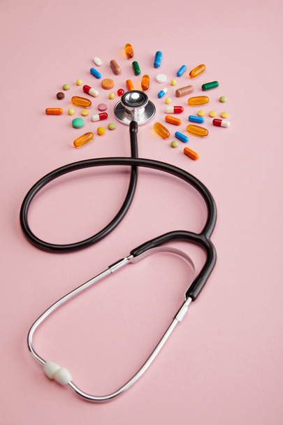 Wysoki kąt widzenia stetoskop i jasne leki na różowy  - Zdjęcie, obraz