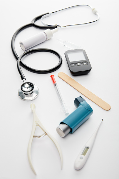 Vista de ángulo alto de los objetos médicos en blanco
  - Foto, imagen