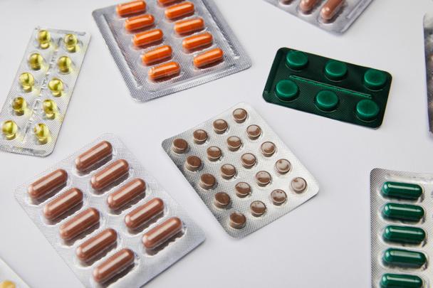 Vista de ángulo alto de los medicamentos sobre fondo blanco
 - Foto, Imagen