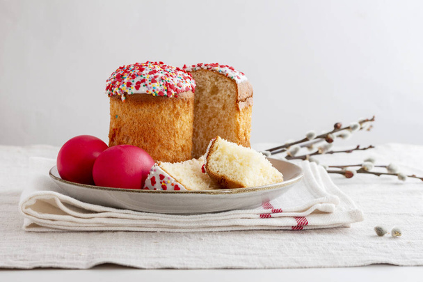 Великодні торти, яйця і гілки верби на полотні скатертини
 - Фото, зображення