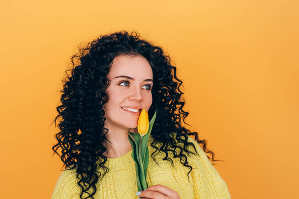 joven hermosa chica sosteniendo ramo de tulipanes
 - Foto, Imagen