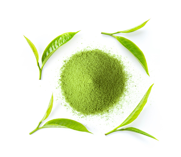 matcha σκόνη πράσινου τσαγιού και φύλλα σε λευκό φόντο. πάνω όψη - Φωτογραφία, εικόνα