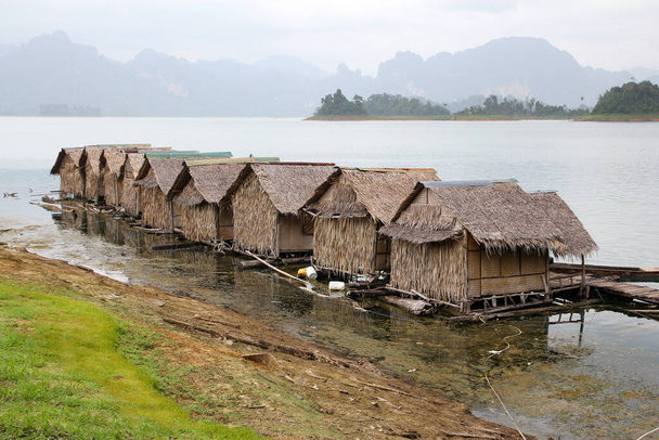 Le foin de cabane sur le radeau à Cheow Lan Dam est vintage du repos à thailand
 - Photo, image
