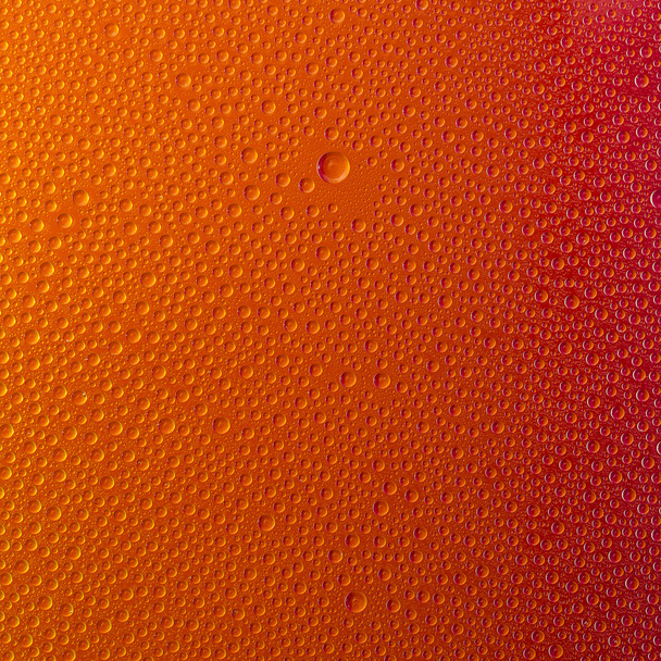 waterdruppels spectrale kleurovergang rood oranje zon zomer kleuren regenboog kleurrijke beading lotuseffekt tau afdichting - Foto, afbeelding