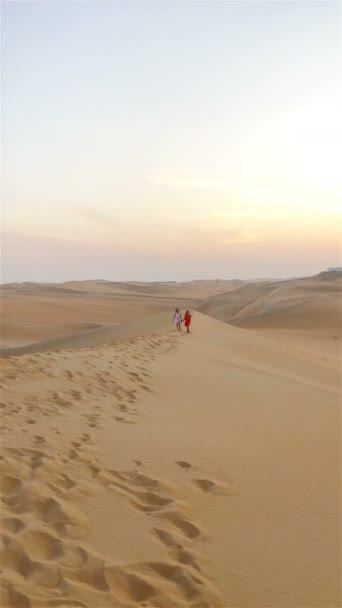 Дівчата серед дюн пустелі Руб-ель-Халі в Об'єднаних Арабських Еміратах. - Кадри, відео