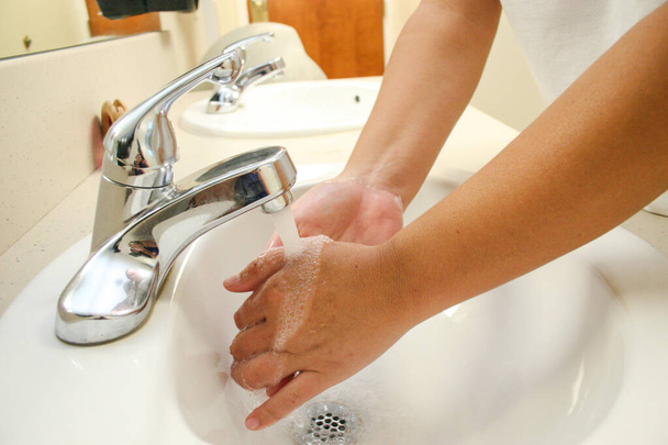 Lave as mãos, um homem lava as mãos debaixo da torneira com água e sabão. Um homem enxaguando as mãos sob água corrente
 - Foto, Imagem