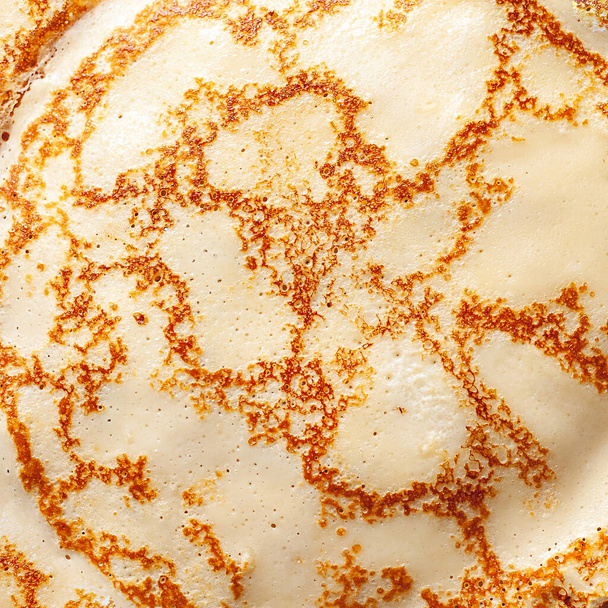 Pancake texture. Primo piano di frittelle calde fluide in un piatto. Cibo rustico tradizionale. Cucina popolare
. - Foto, immagini