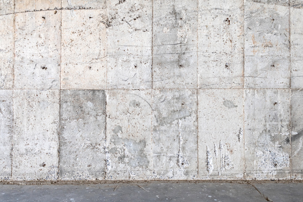 Oude betonnen muren en beschadigingen met vloer, abstracte achtergrond. - Foto, afbeelding