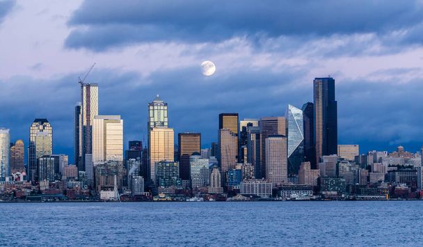 A full moon shines above the Seattle skyline. - Valokuva, kuva