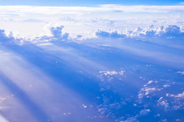 bir uçağın penceresinden gün batımında görülen gökyüzü ve bulutlar - Fotoğraf, Görsel