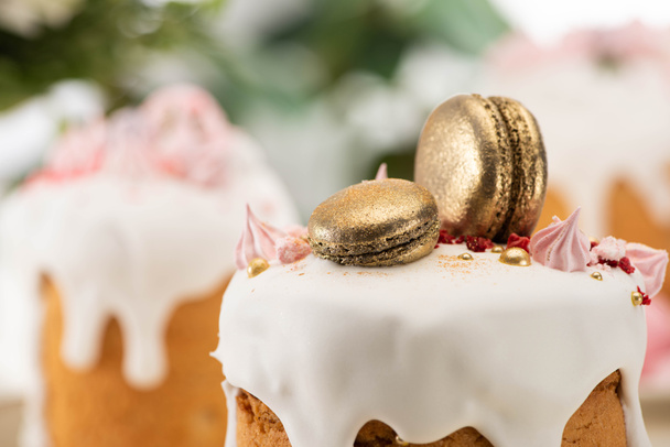 vista de cerca de delicioso pastel de Pascua con macarrones franceses de oro
 - Foto, Imagen