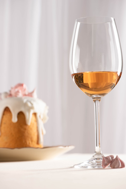 селективный фокус пасхального торта рядом с бокалом вина и безе
 - Фото, изображение