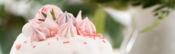 白い釉薬とメレンゲで美味しいイースターケーキを間近で見られるパノラマショット - 写真・画像