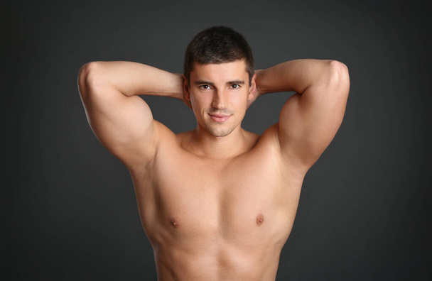 Man with sexy body on grey background - Foto, immagini
