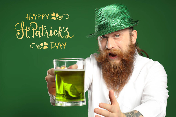 Man with green beer on color background. St. Patrick's Day celebration - Φωτογραφία, εικόνα