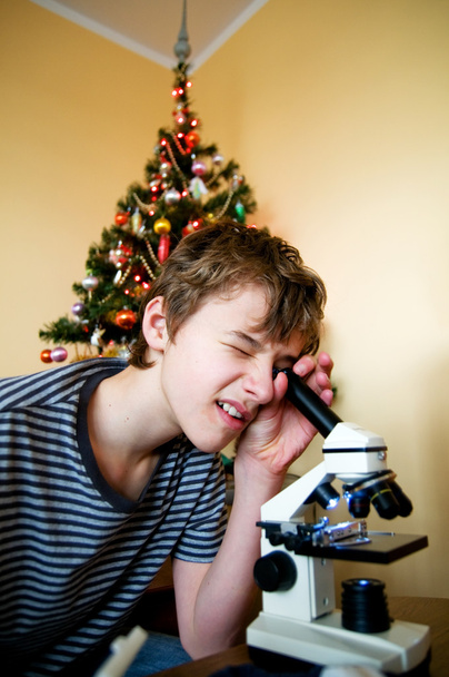 νεαρό αγόρι με χριστουγεννιάτικο δώρο - Φωτογραφία, εικόνα